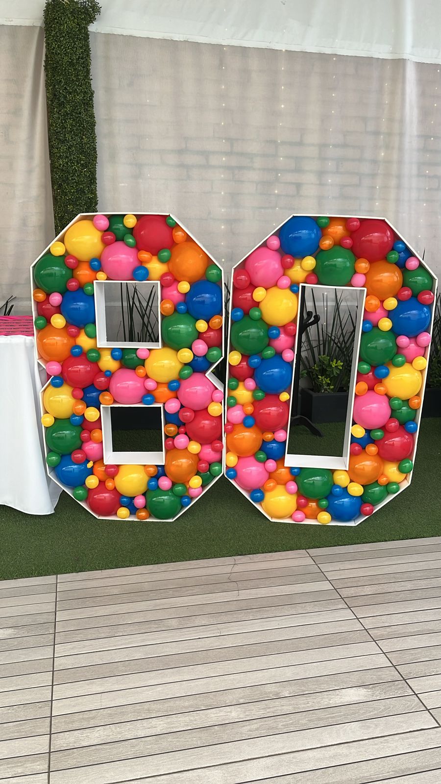 Números 80 decorados con globos multicolor para fiesta mexicana